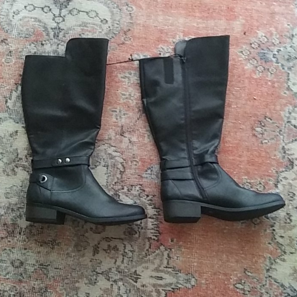 Calf hight boots color is black